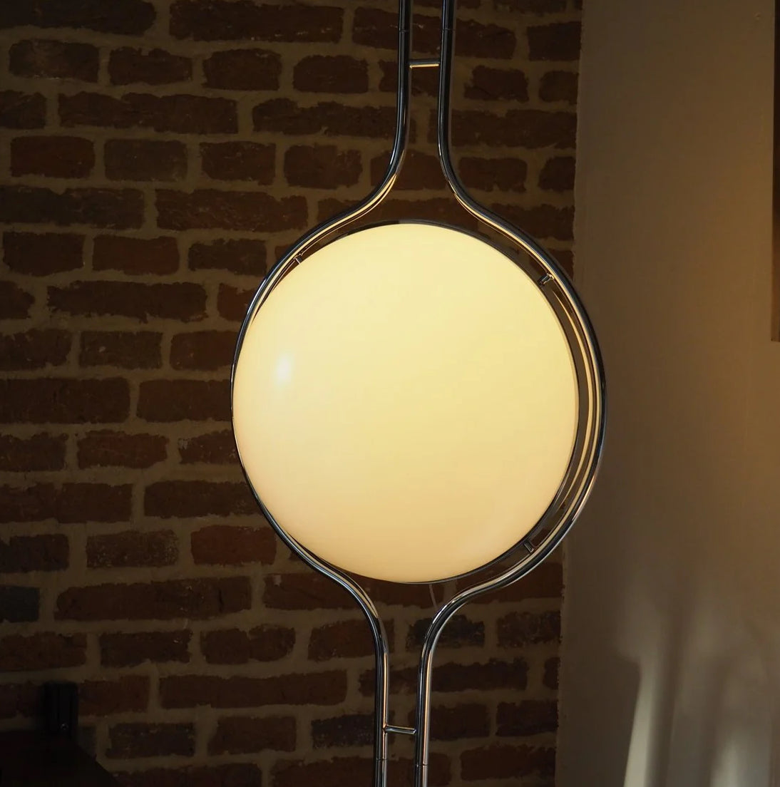 Orbita Floor To Ceiling Lamp